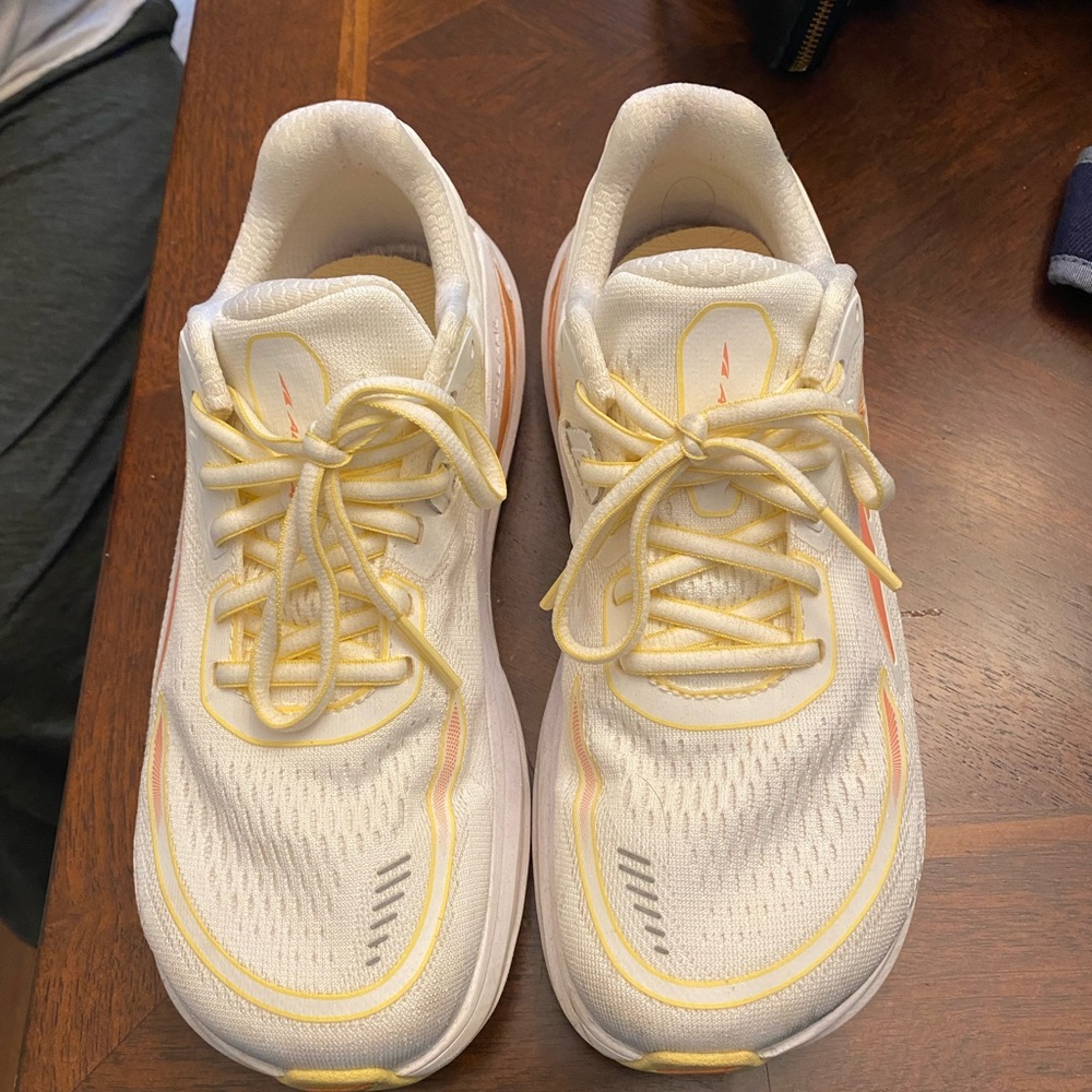 Altra tennis shoes